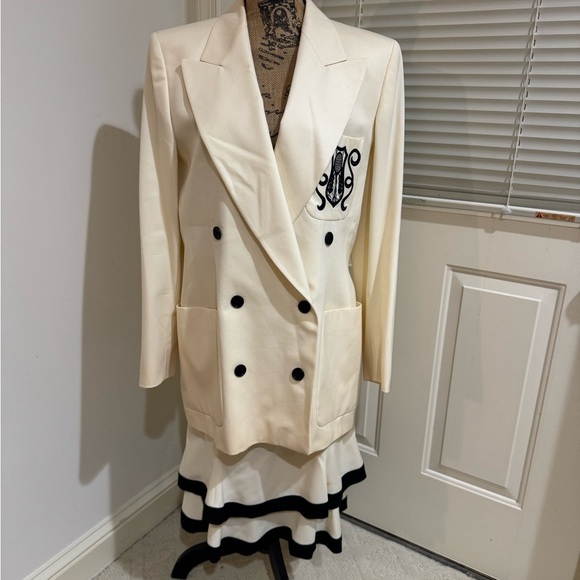 Escada Jackets & Blazers - Vintage Escada Elegant wool Cream Double-Breasted Women's suit size 40/42German